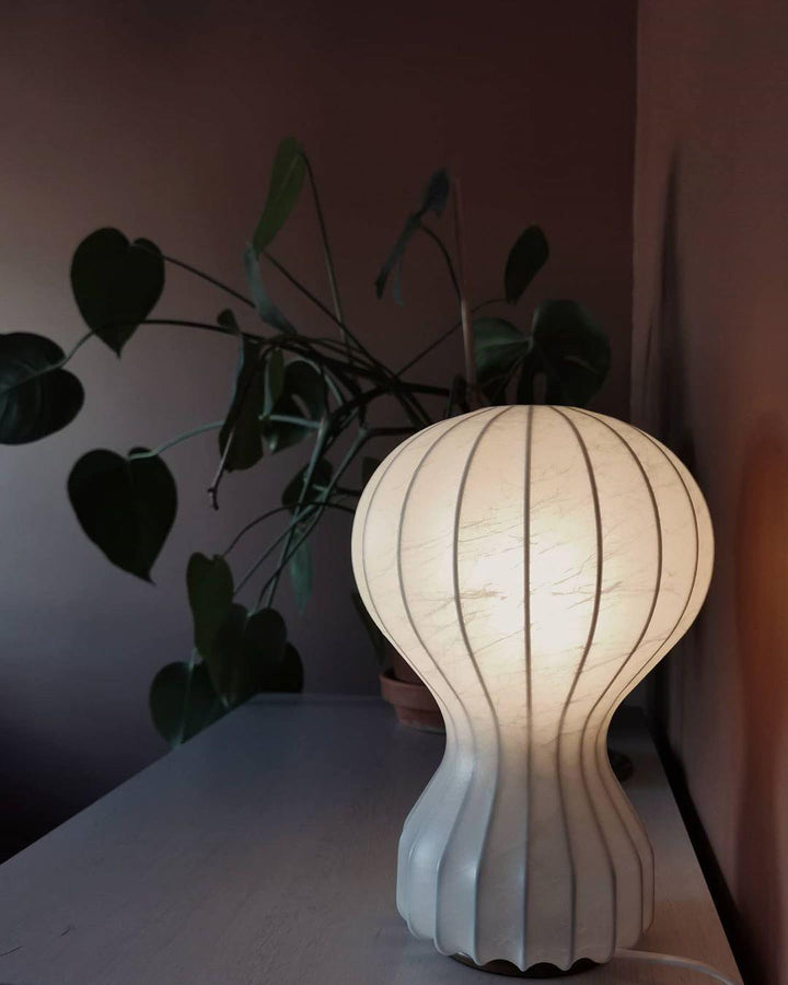 Lampa med bord i form av en varmluftsballong