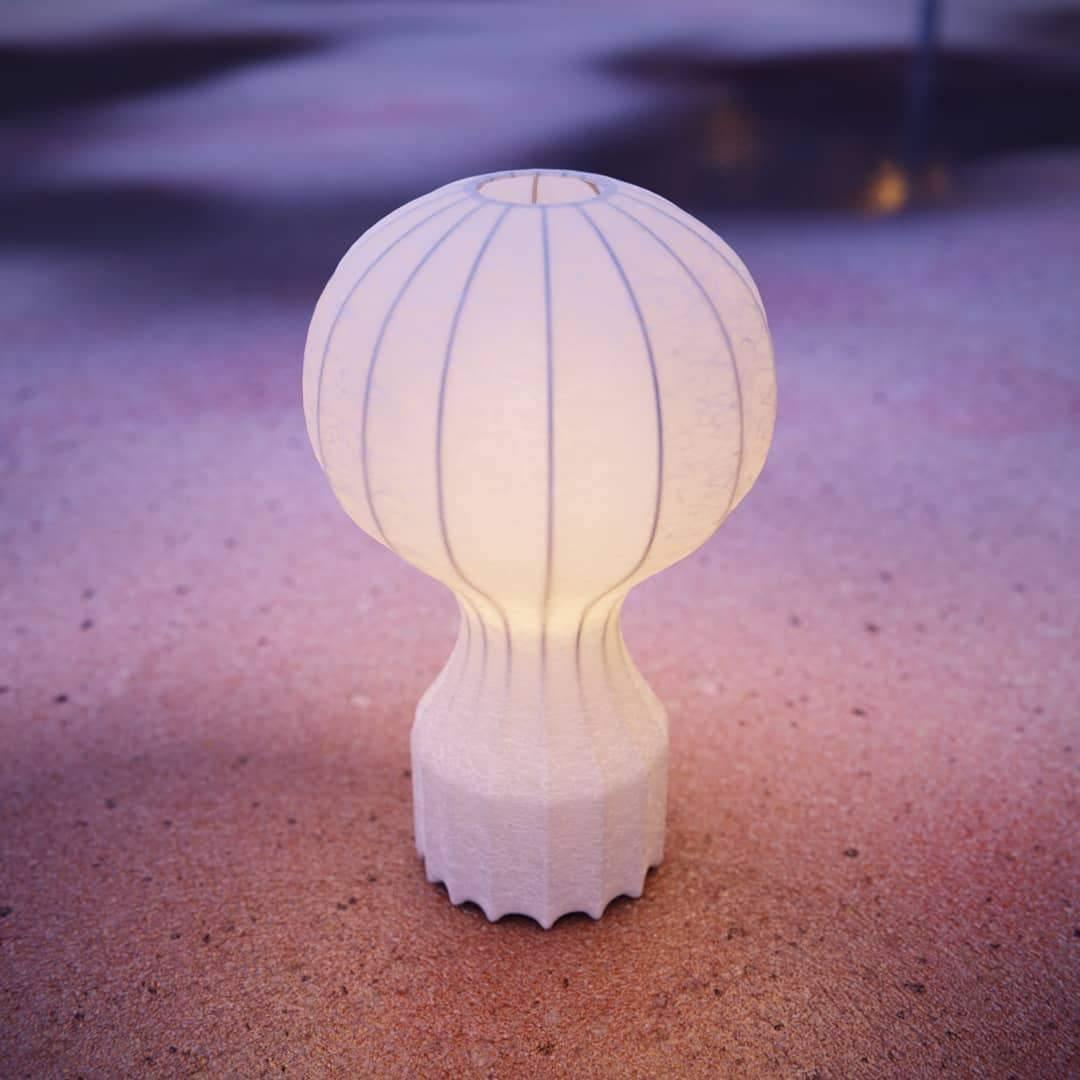 Lampa med bord i form av en varmluftsballong