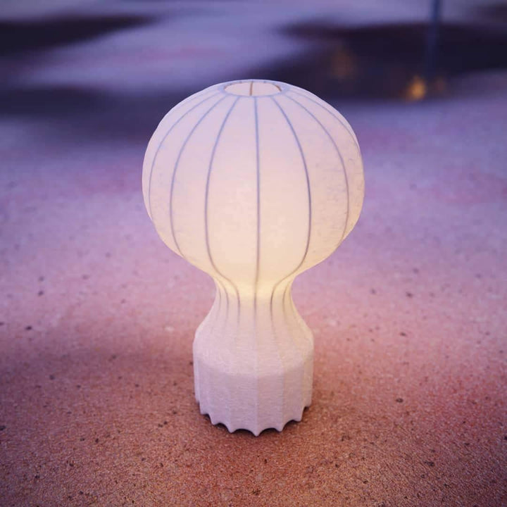 Lampa med bord i form av en varmluftsballong