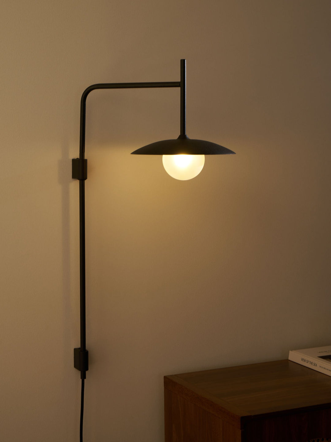 Gea Swing Arm Plug-in Vägglampa