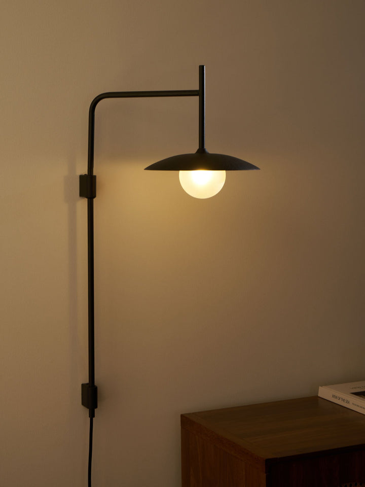 Gea Swing Arm Plug-in Vägglampa