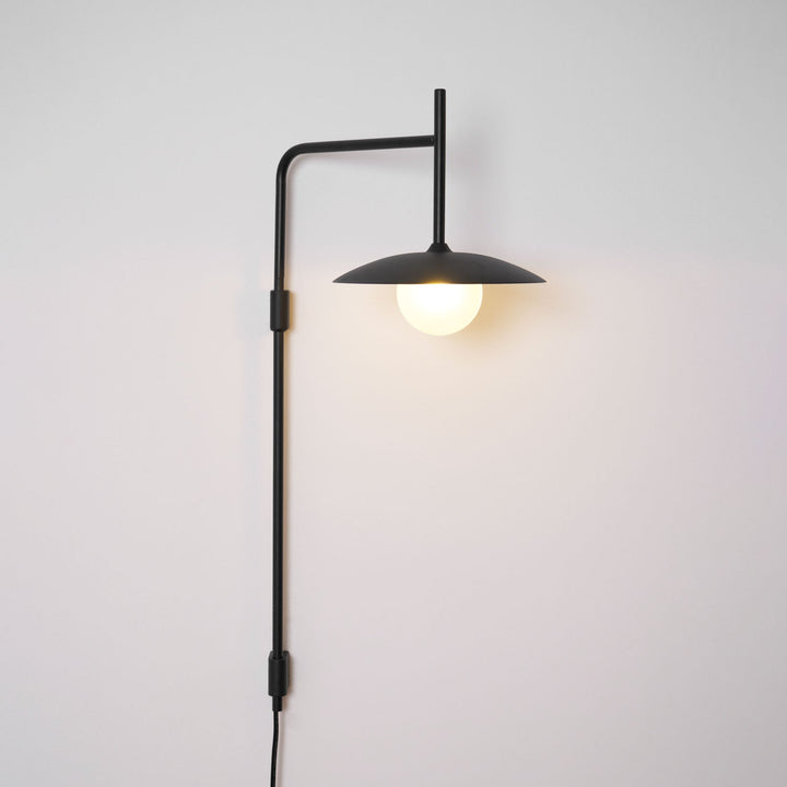 Gea Swing Arm Plug-in Vägglampa