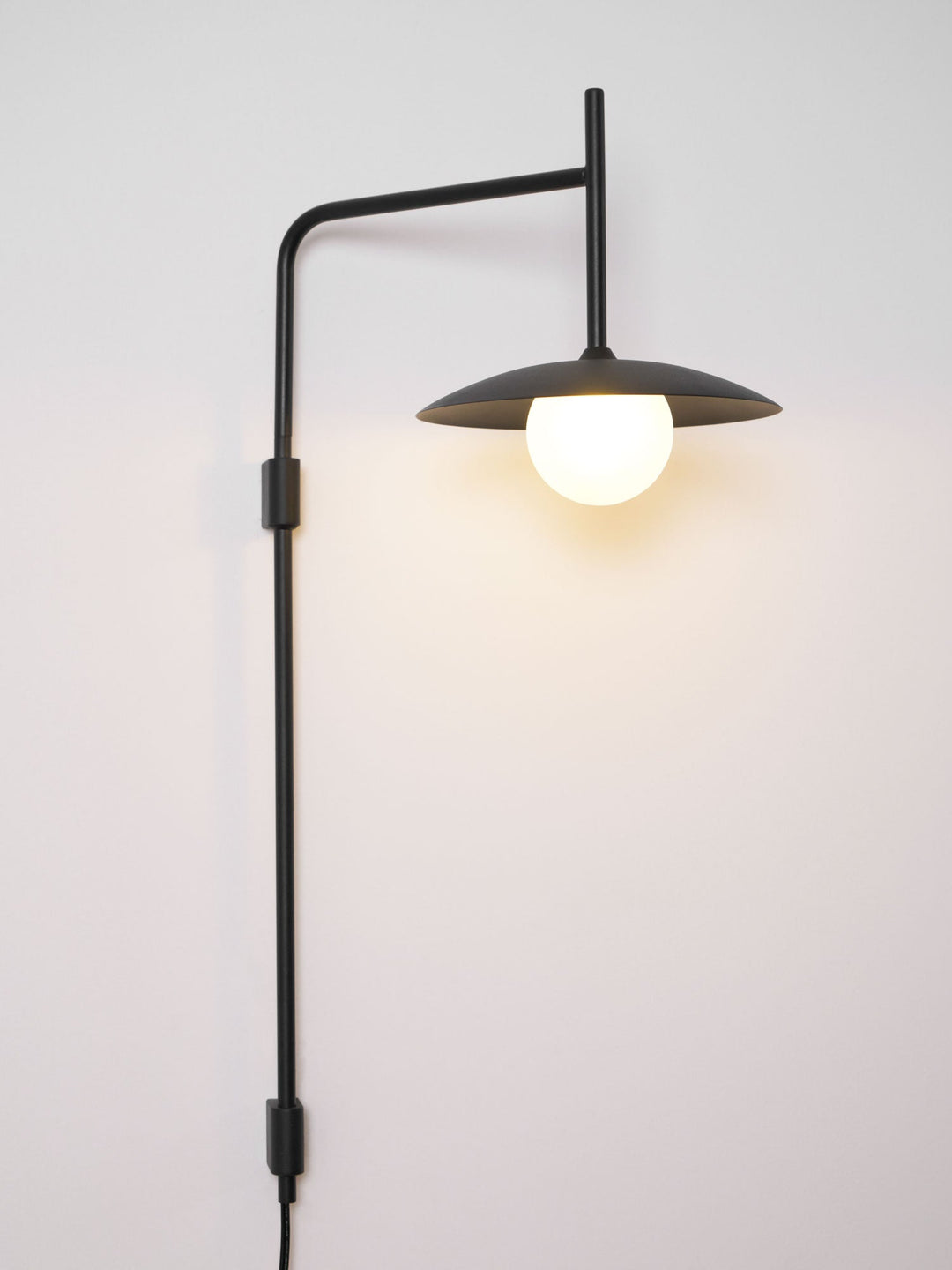 Gea Swing Arm Plug-in Vägglampa