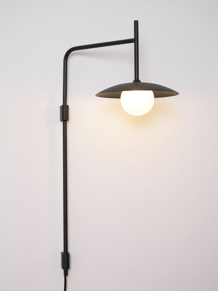 Gea Swing Arm Plug-in Vägglampa