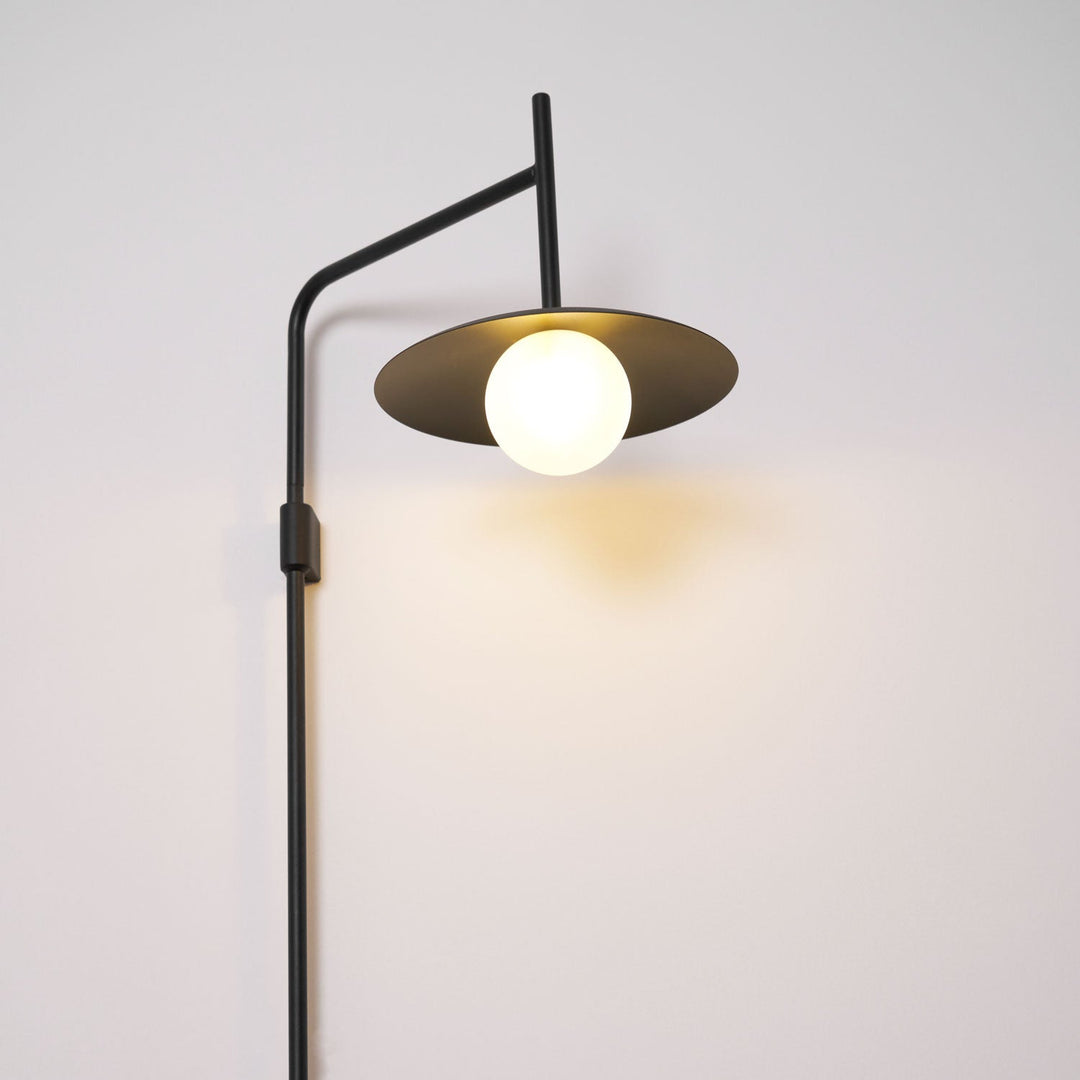 Gea Swing Arm Plug-in Vägglampa