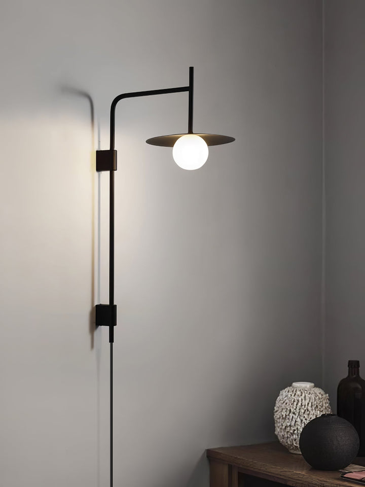 Gea Swing Arm Plug-in Vägglampa