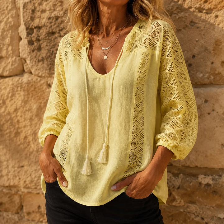 Soraya – Blus w stilu boho z koronkowym finish i snöre z frędzlami vid dekolcie i form av litery U