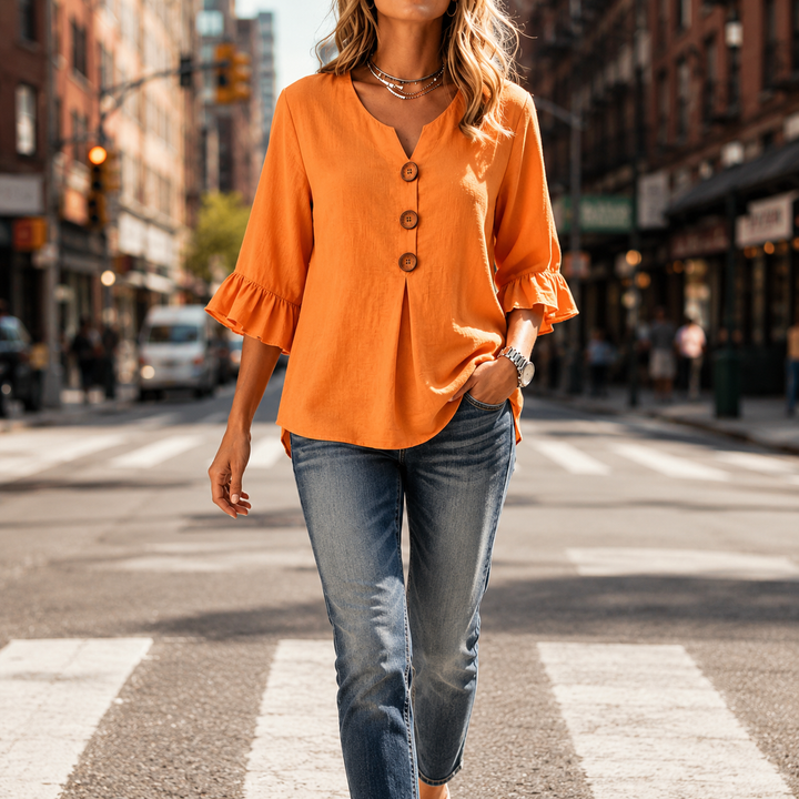 Laurelle – Blus z urringning w v-ringning i falbanami z knappar