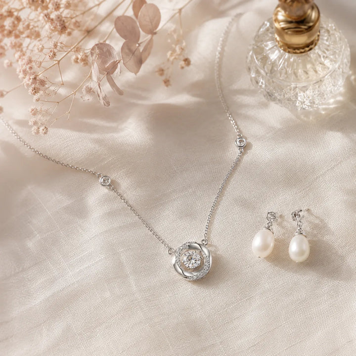 Lunavia – Silver halsband z unoszącym sig kamieniem i diamentowym halo