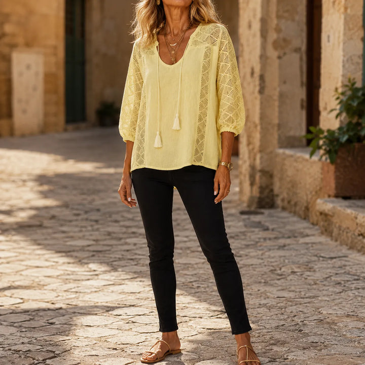 Soraya – Blus w stilu boho z koronkowym finish i snöre z frędzlami vid dekolcie i form av litery U
