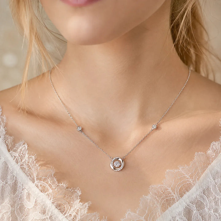 Lunavia – Silver halsband z unoszącym sig kamieniem i diamentowym halo