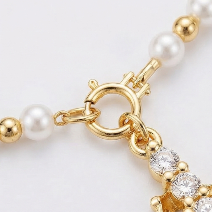 Crownara – Halsband z perłowymi koralikami i koronowanym kors