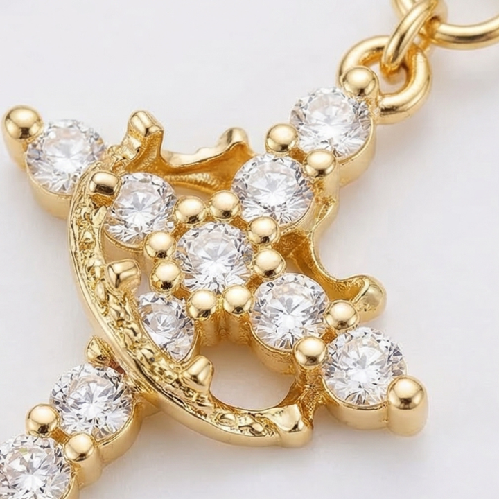 Crownara – Halsband z perłowymi koralikami i koronowanym kors