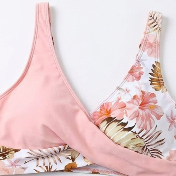 Marivela – Set bikini z kopertowym topem, podkreślający mage