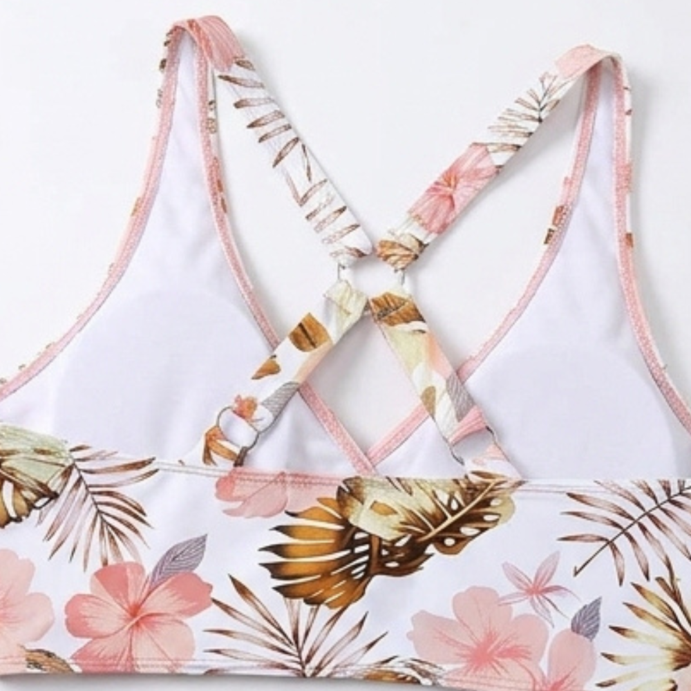 Marivela – Set bikini z kopertowym topem, podkreślający mage