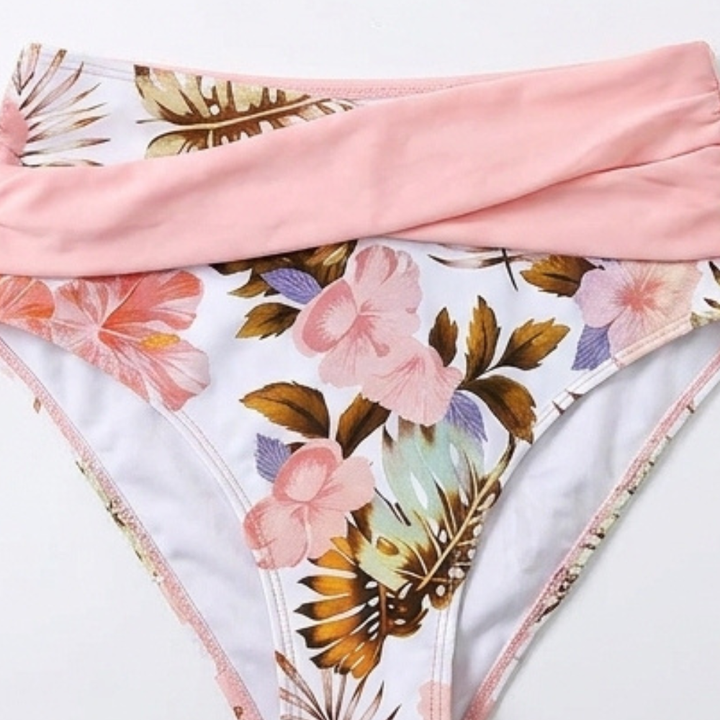 Marivela – Set bikini z kopertowym topem, podkreślający mage