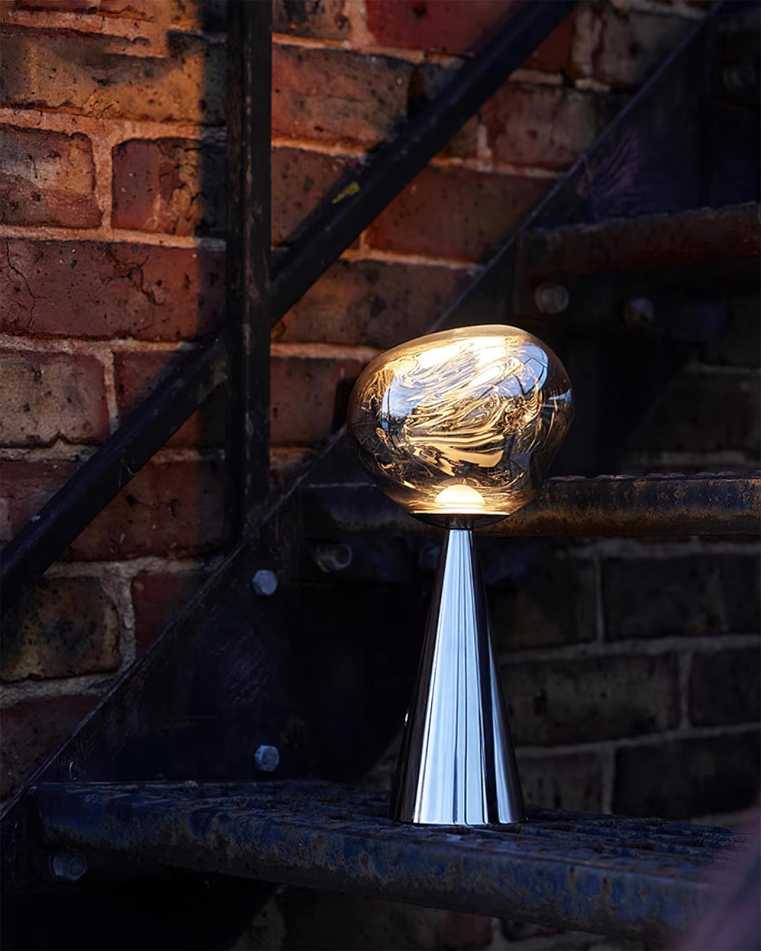 Lava Uppladdningsbar Bordslampa
