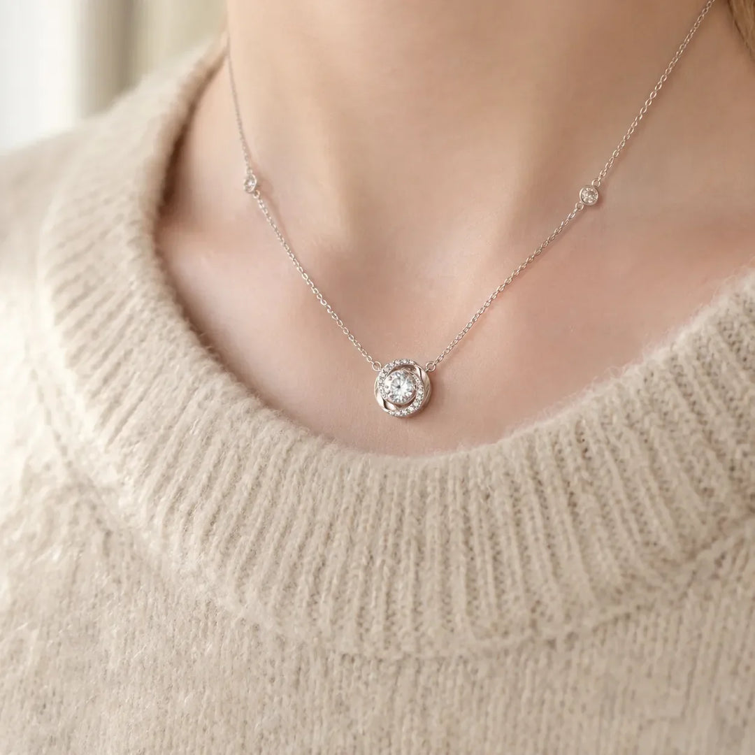 Lunavia – Silver halsband z unoszącym sig kamieniem i diamentowym halo