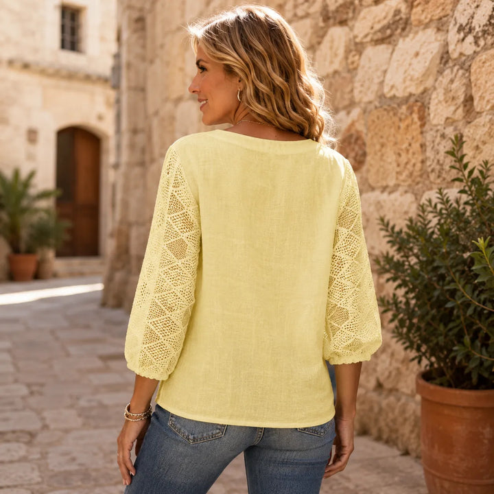 Soraya – Blus w stilu boho z koronkowym finish i snöre z frędzlami vid dekolcie i form av litery U