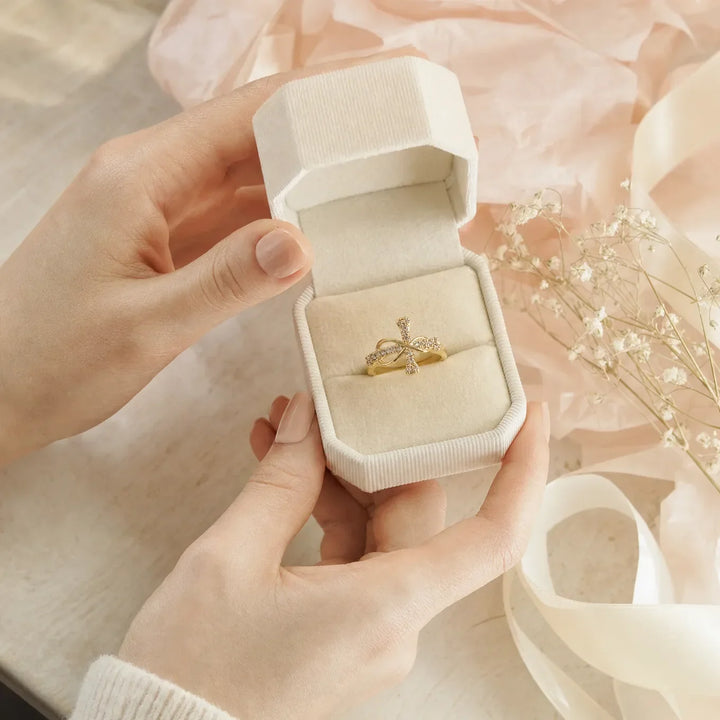 Graceloop – Ring Mobius z kamieniami Pavé, Guld eller Silver