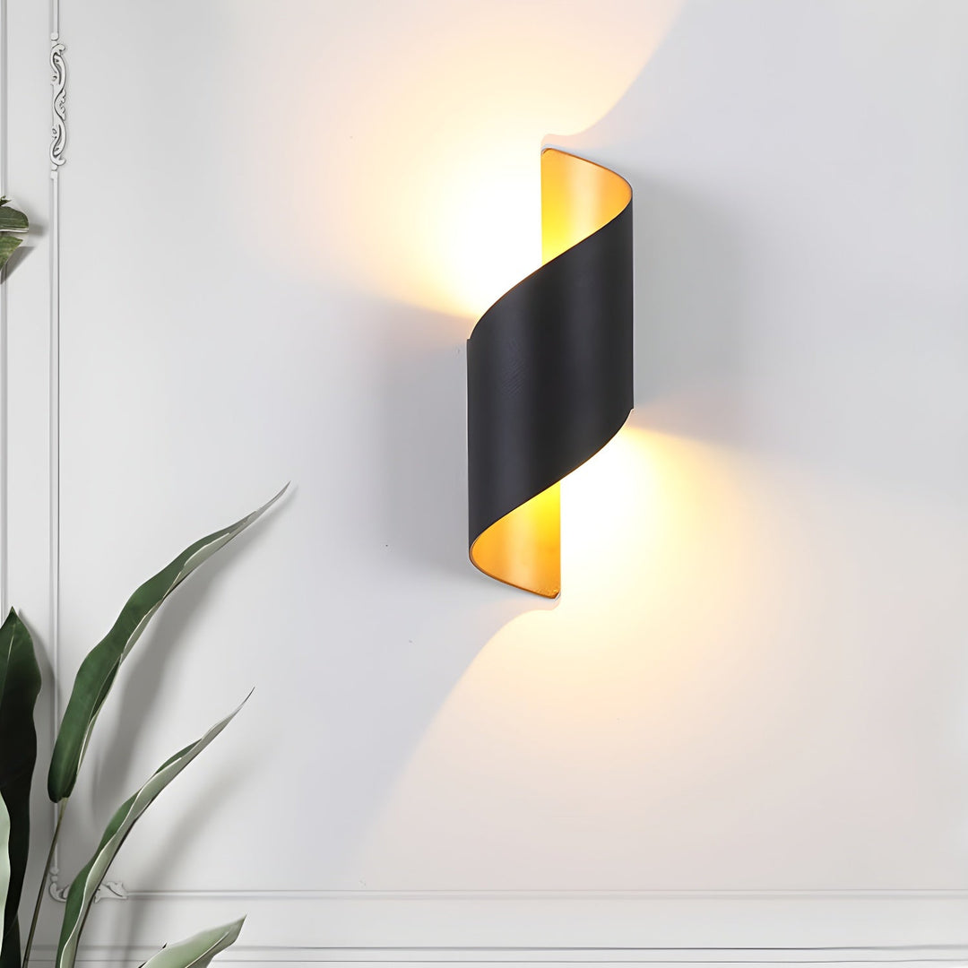 Lila Vägglampa