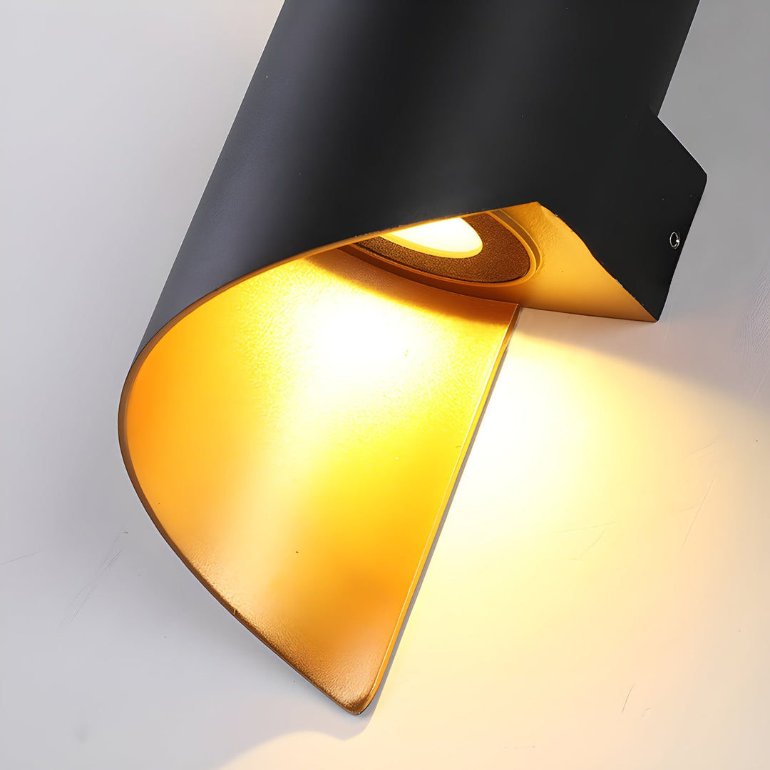 Lila Vägglampa