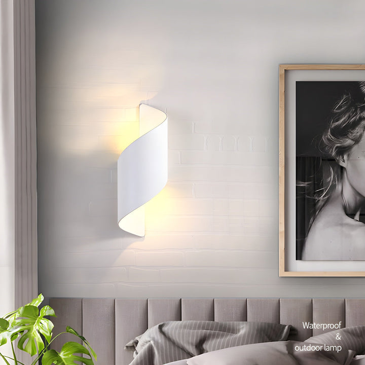 Lila Vägglampa