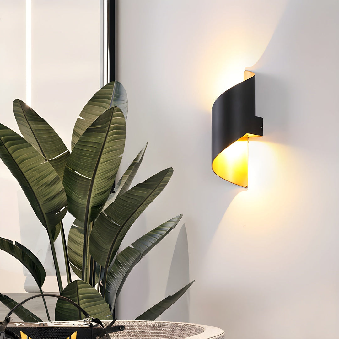 Lila Vägglampa