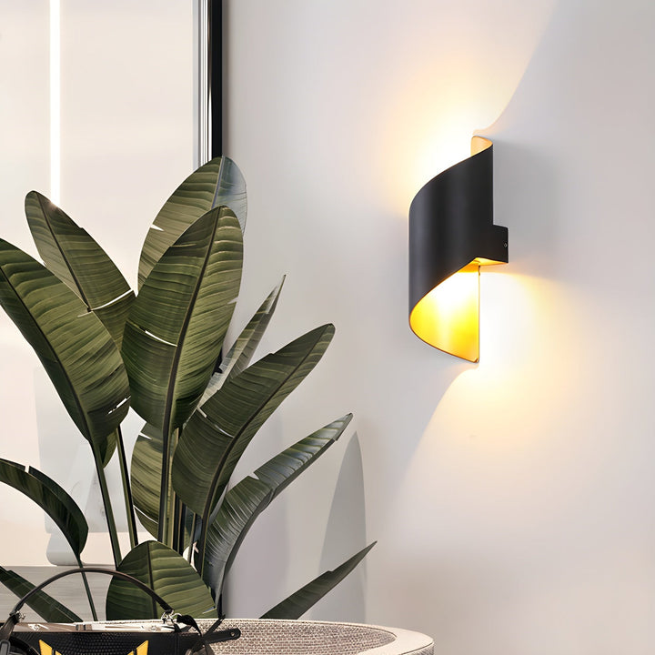Lila Vägglampa