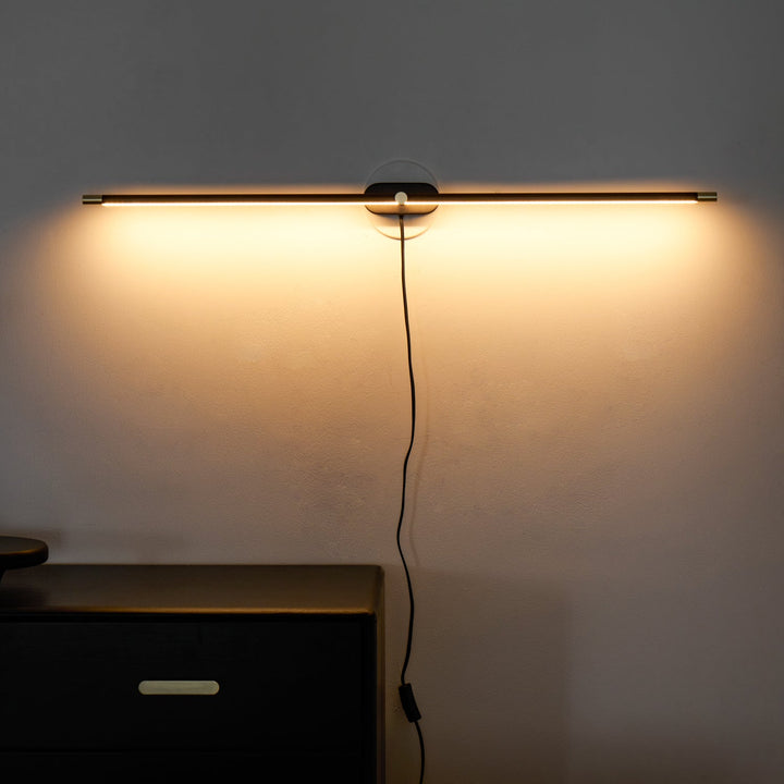 Minimalistisk Linjär Vägglampa med Stickkontakt