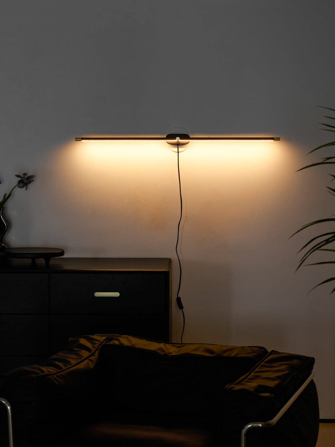 Minimalistisk Linjär Vägglampa med Stickkontakt