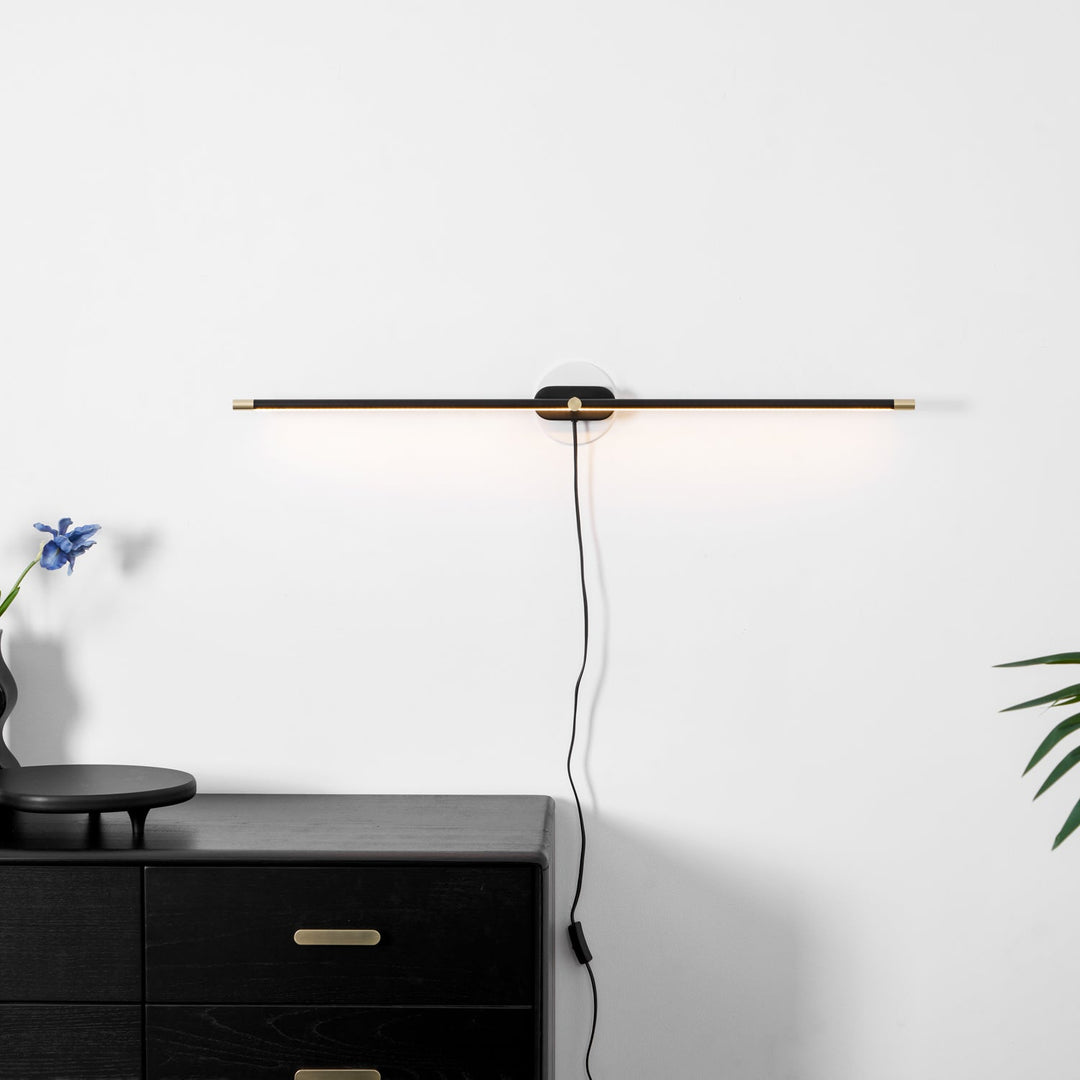 Minimalistisk Linjär Vägglampa med Stickkontakt