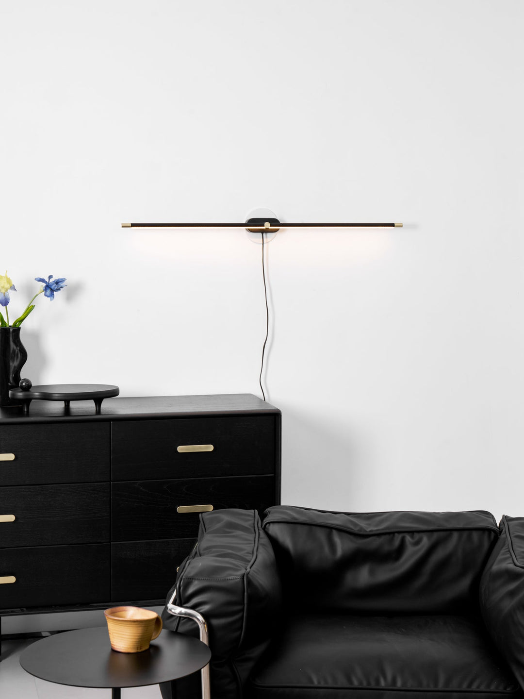 Minimalistisk Linjär Vägglampa med Stickkontakt