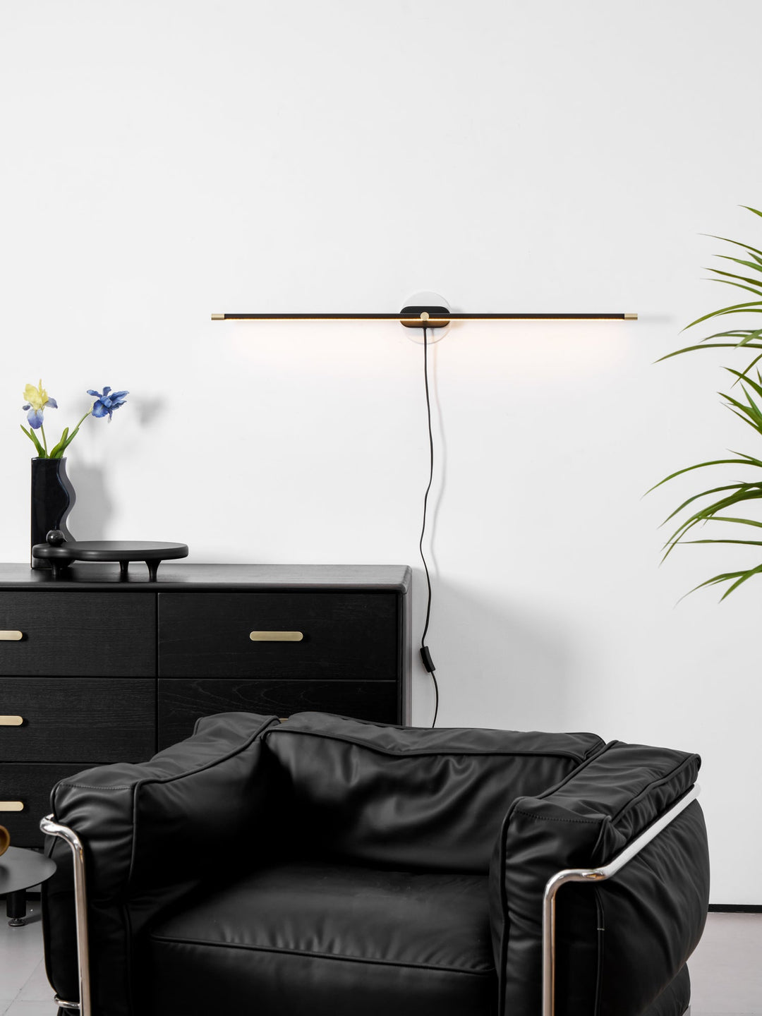 Minimalistisk Linjär Vägglampa med Stickkontakt