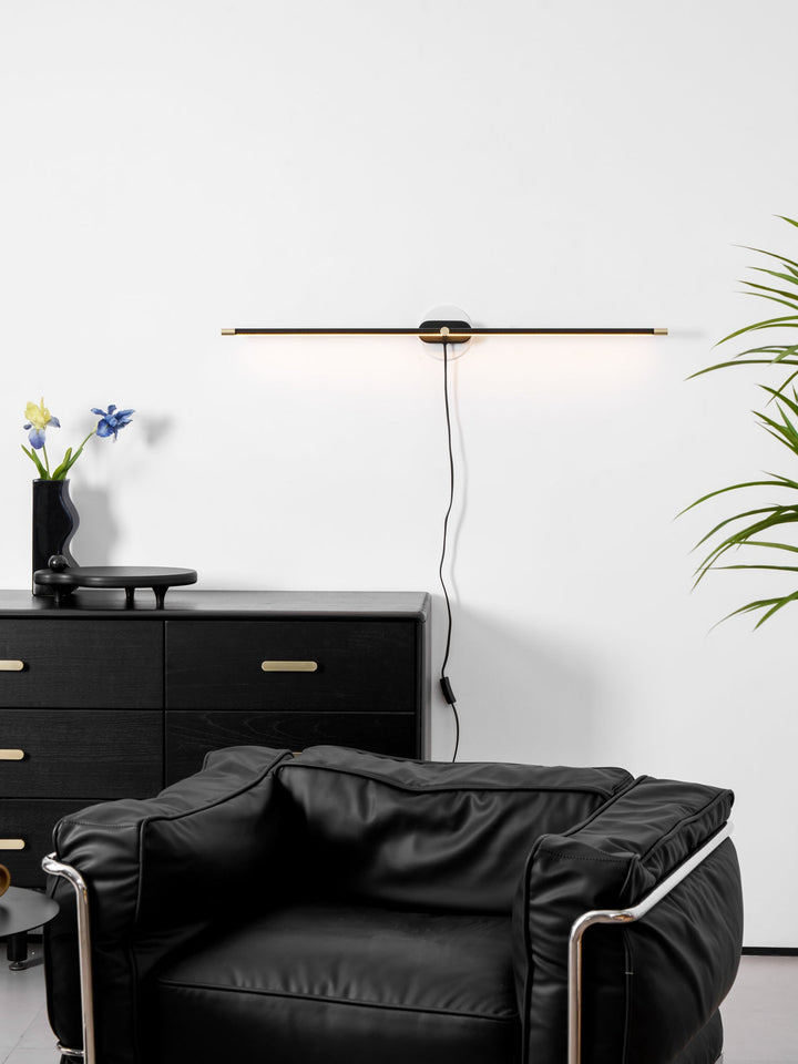Minimalistisk Linjär Vägglampa med Stickkontakt