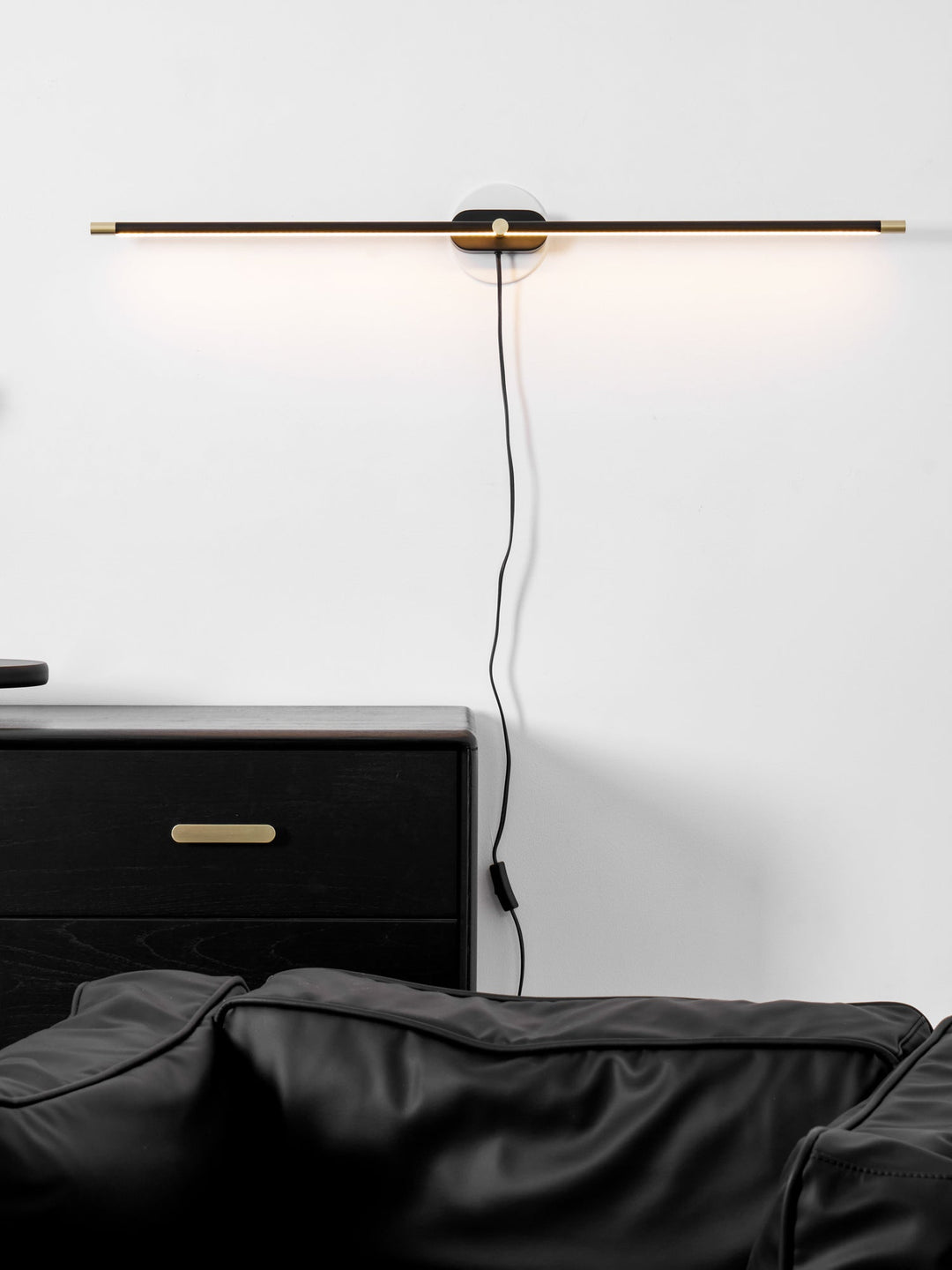 Minimalistisk Linjär Vägglampa med Stickkontakt