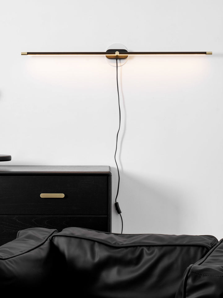Minimalistisk Linjär Vägglampa med Stickkontakt