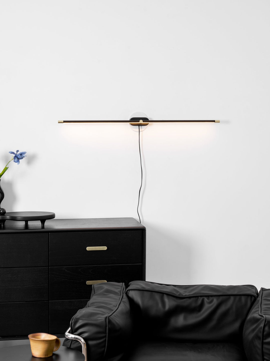 Minimalistisk Linjär Vägglampa med Stickkontakt