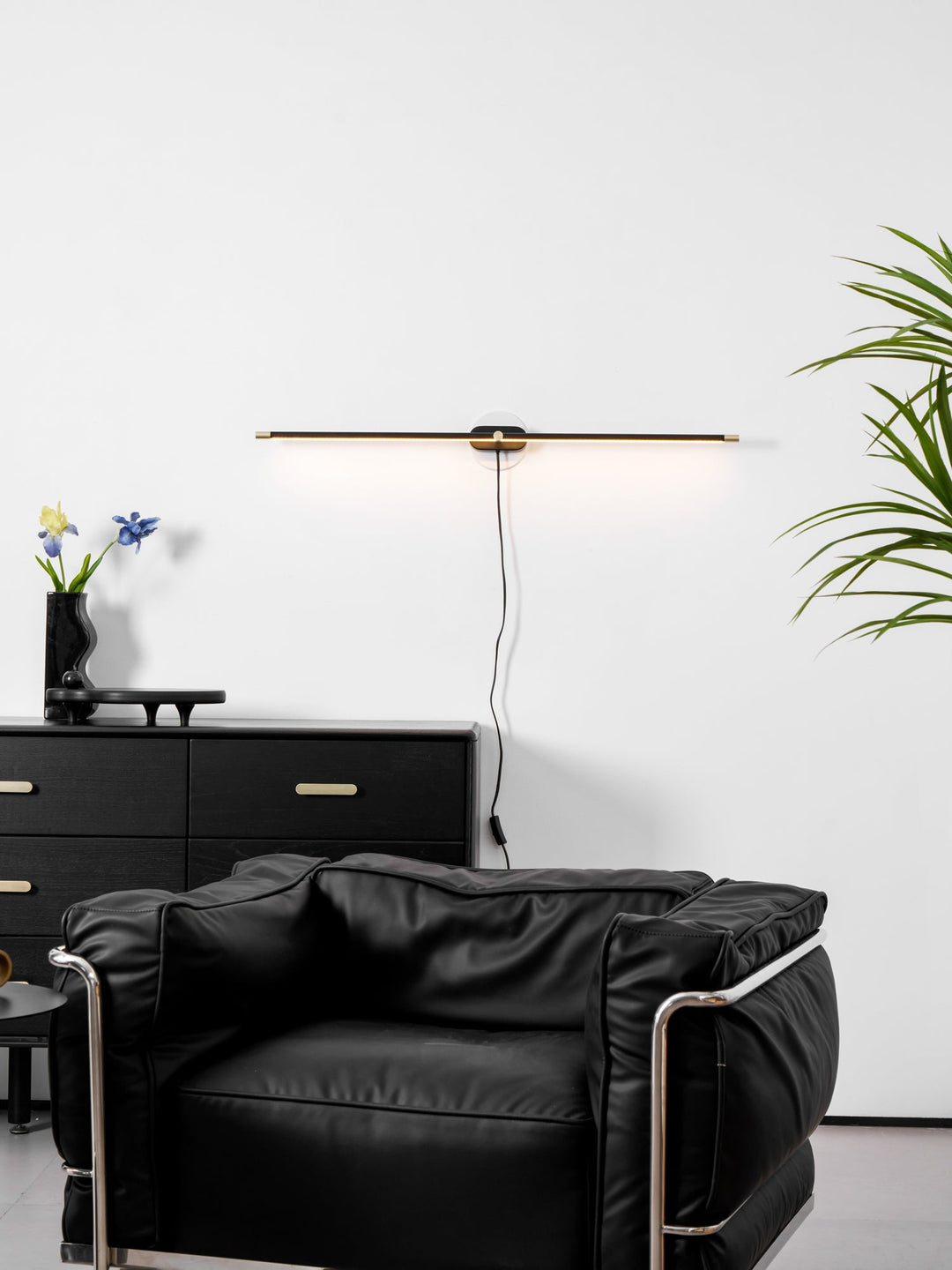 Minimalistisk Linjär Vägglampa med Stickkontakt