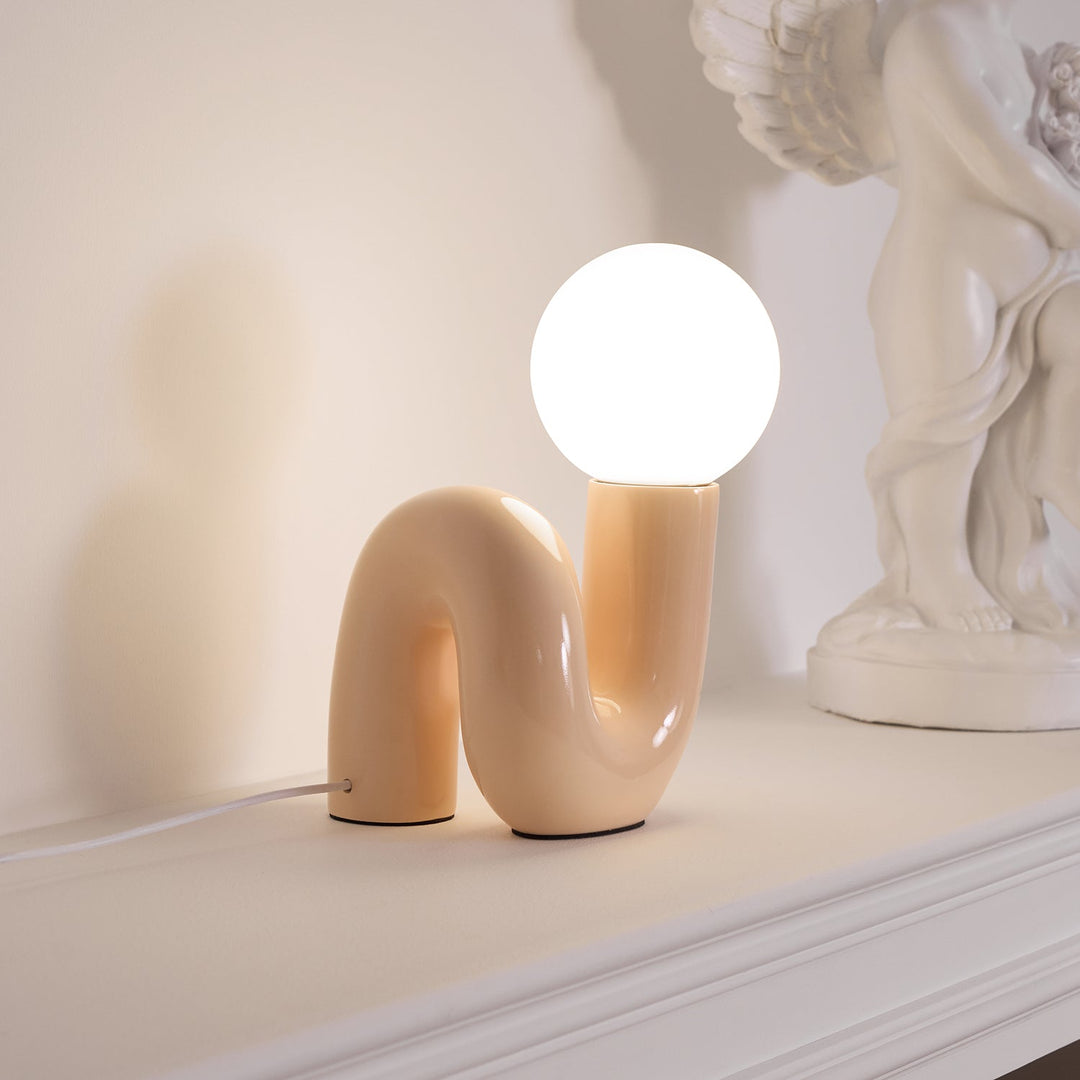 Lekfull N-formad Bordslampa