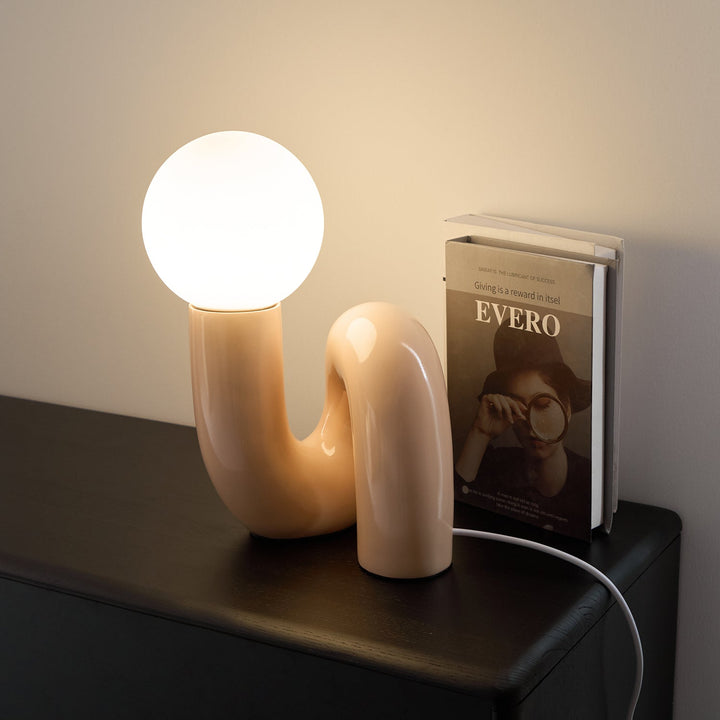 Lekfull N-formad Bordslampa