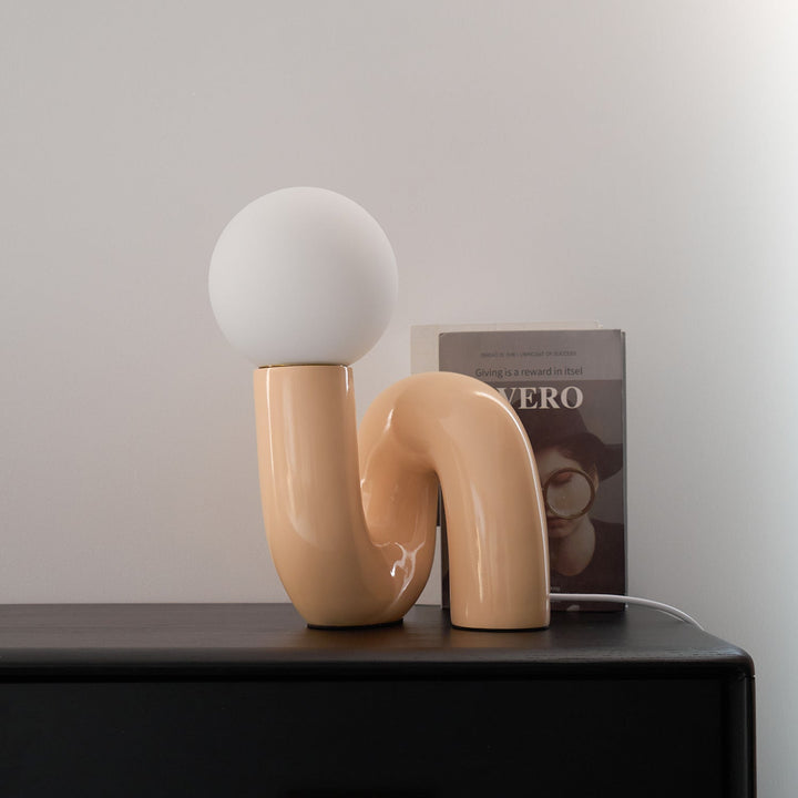 Lekfull N-formad Bordslampa