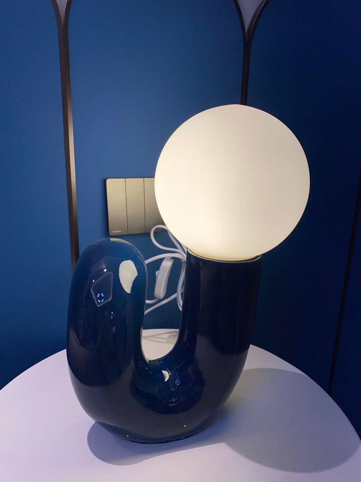 Lekfull N-formad Bordslampa