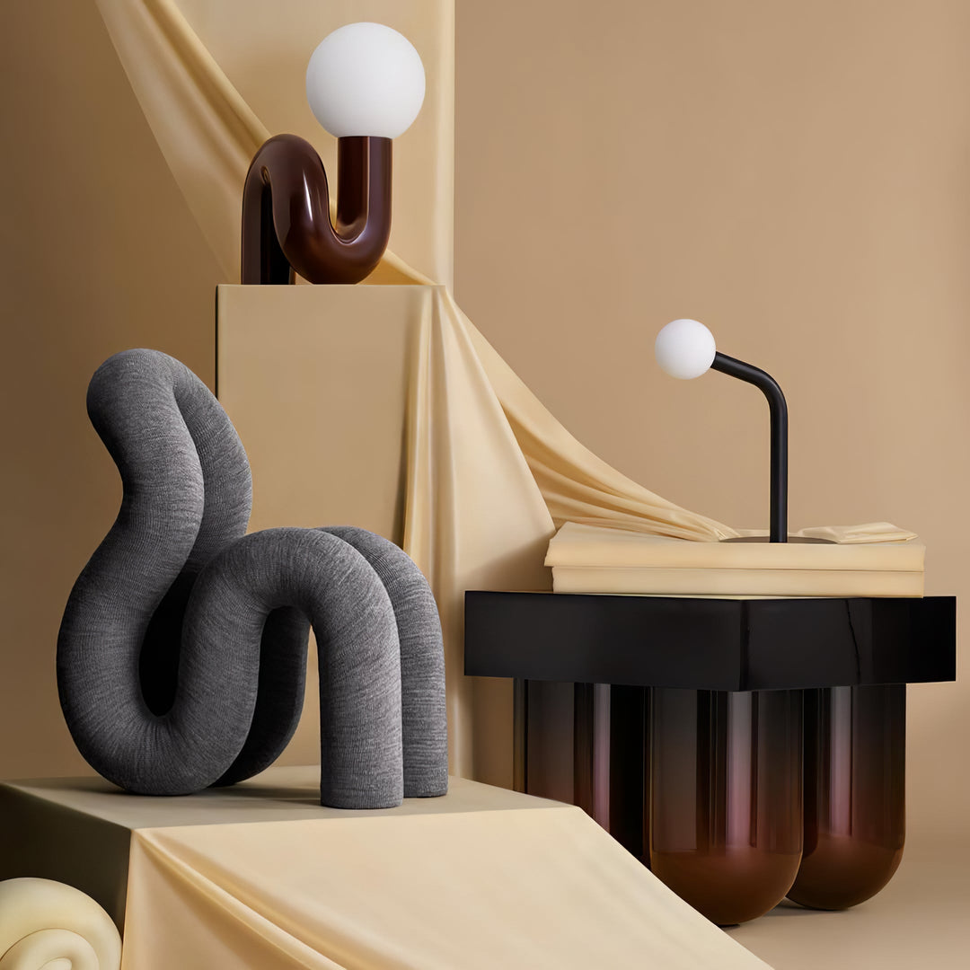 Lekfull N-formad Bordslampa