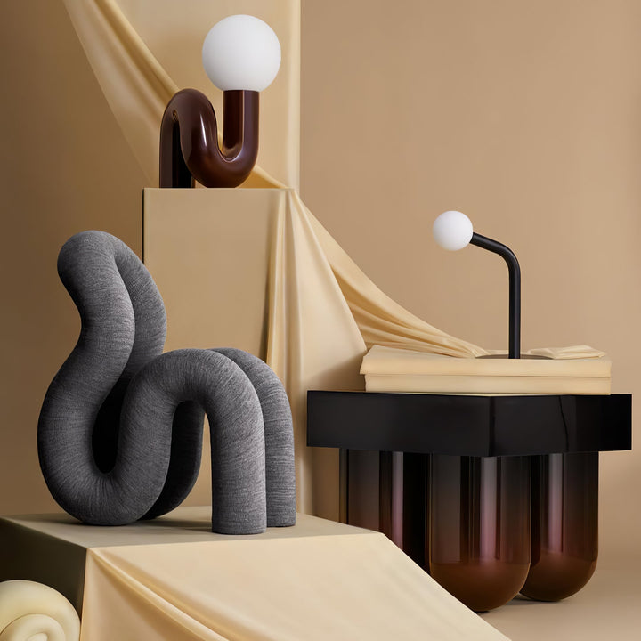 Lekfull N-formad Bordslampa