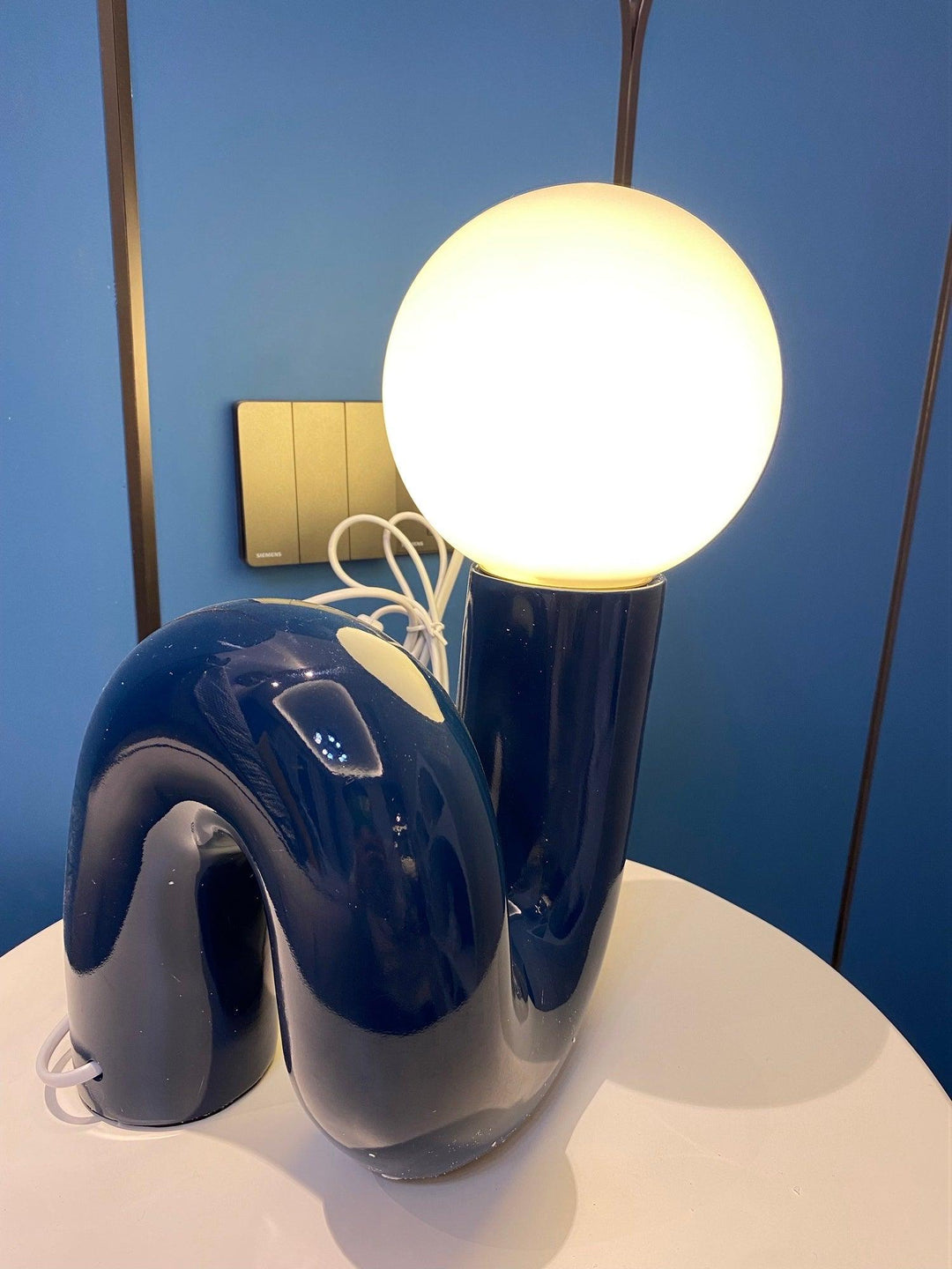 Lekfull N-formad Bordslampa