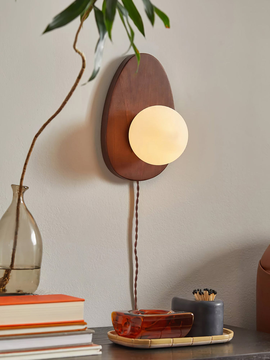 Orba Valnöt Plug-in Vägglampa