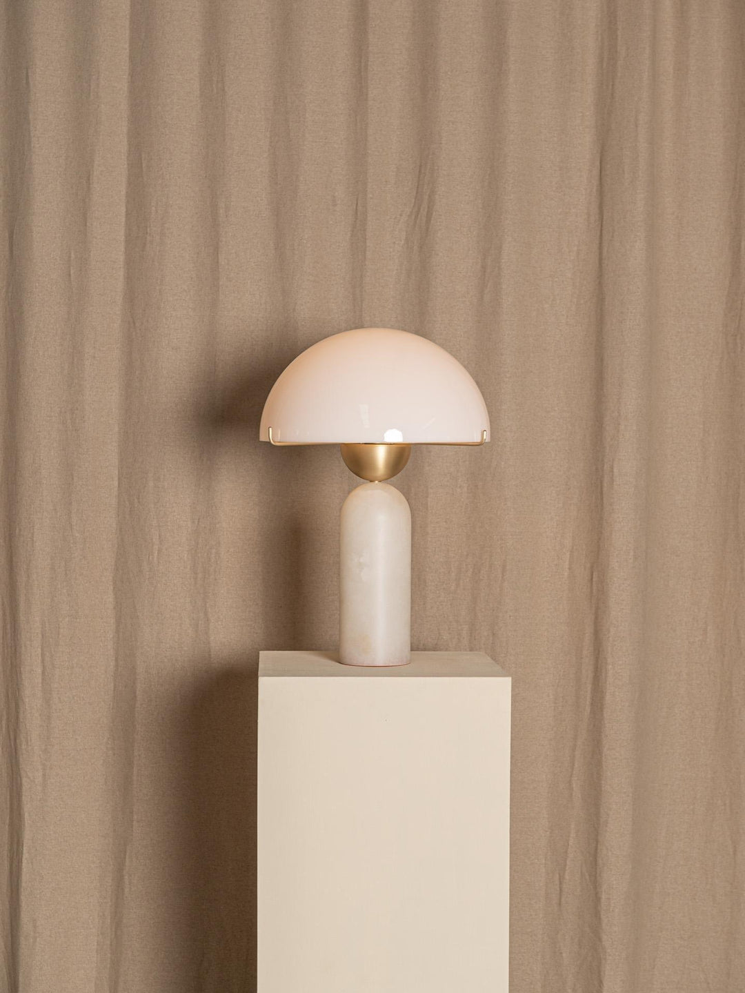 Peono Alabaster Bordslampa