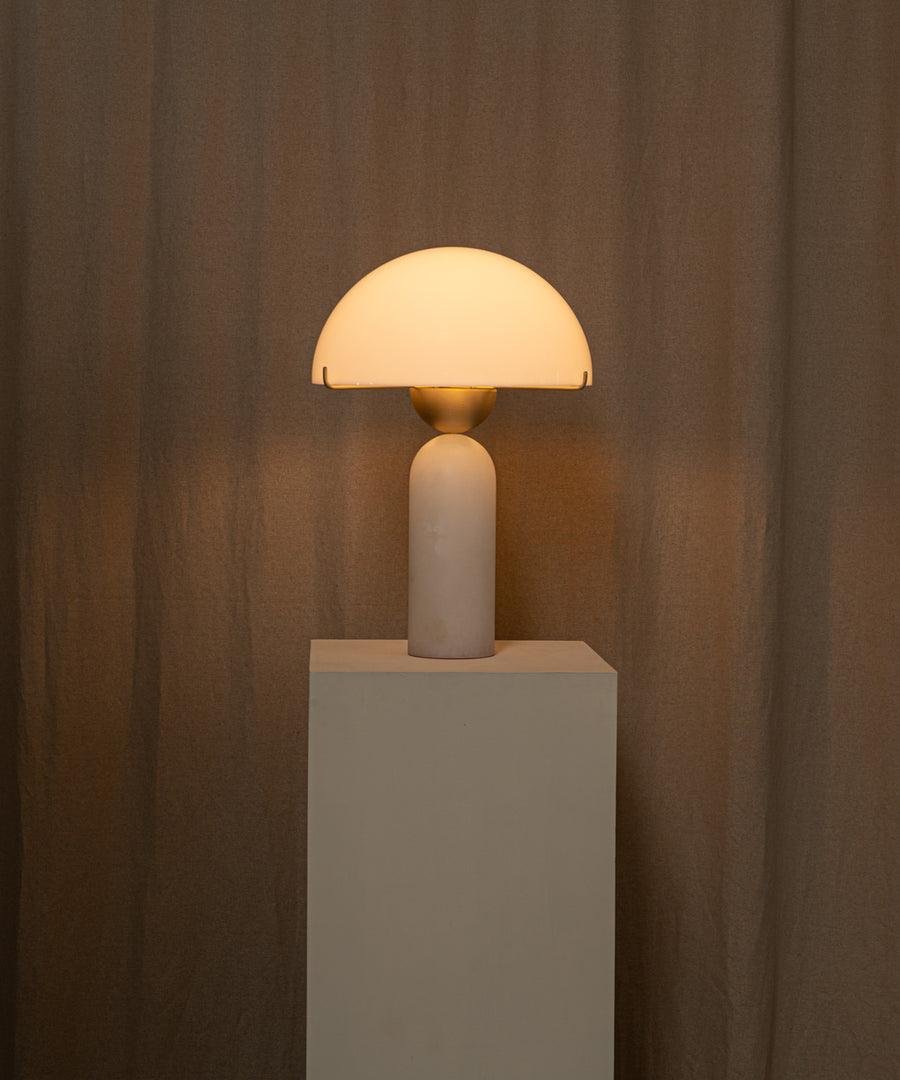Peono Alabaster Bordslampa