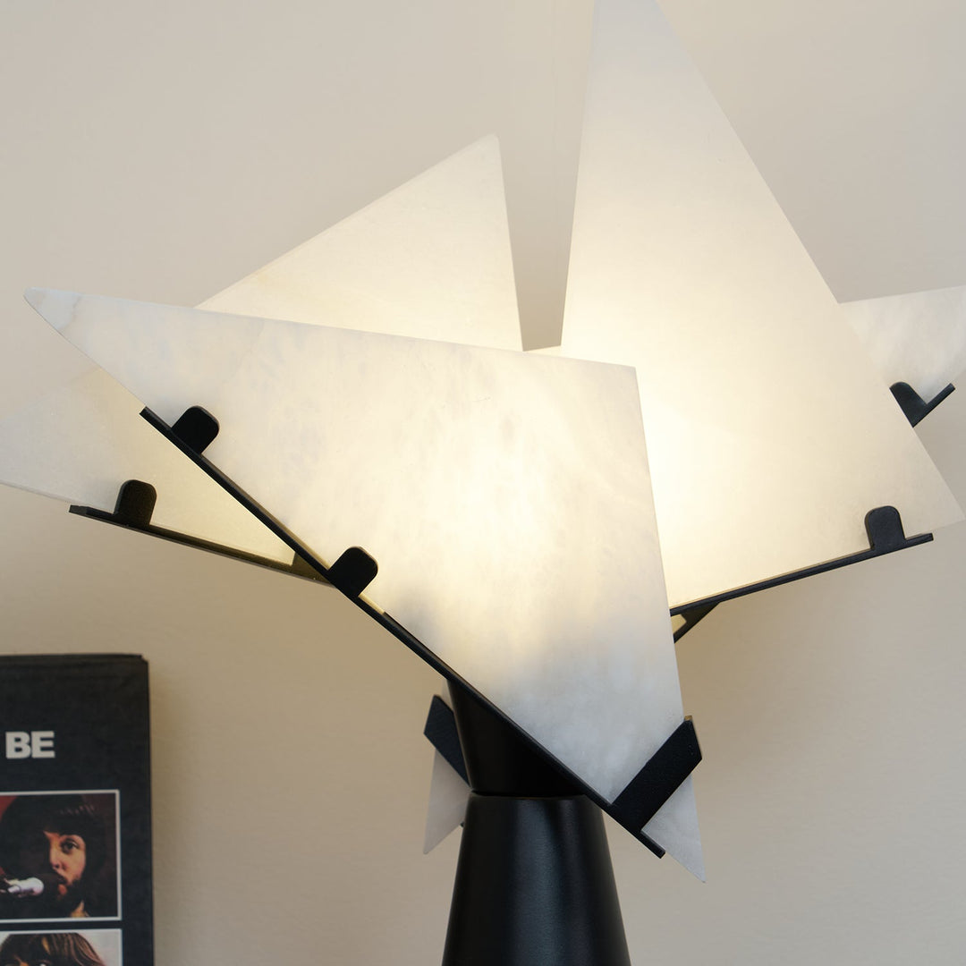 Alabaster Petal Bordslampa